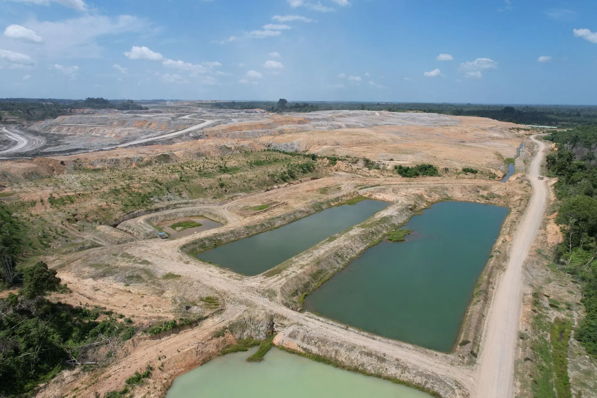 Foto udara area tambang dan kolam pengelolaan air