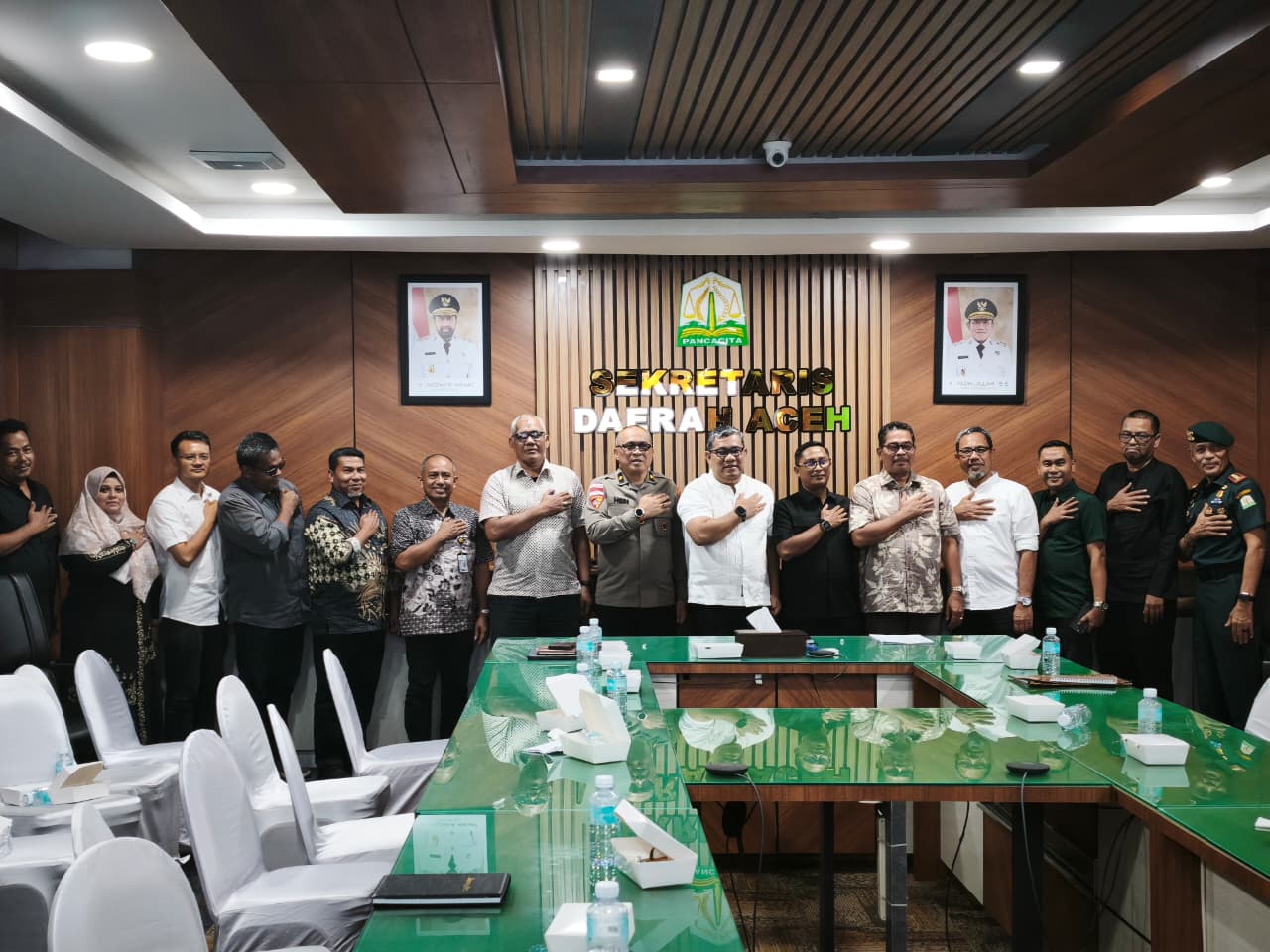 Foto bersama peserta pertemuan di Sekretariat Daerah Aceh