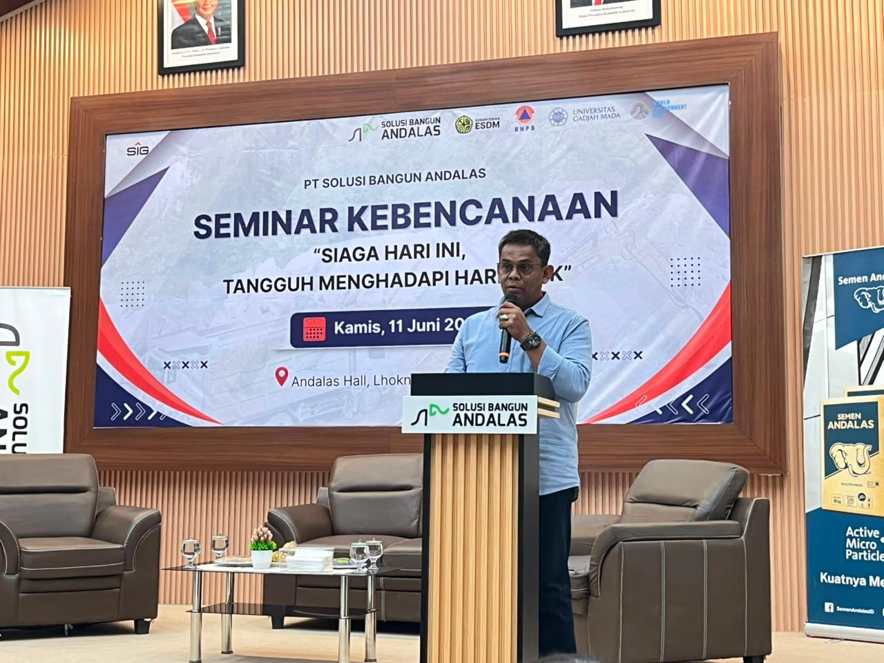 Narasumber berbicara pada seminar kebencanaan